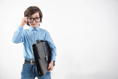 Meslek hakkında hoşlanmanın iyi giyimli sakin çocuk