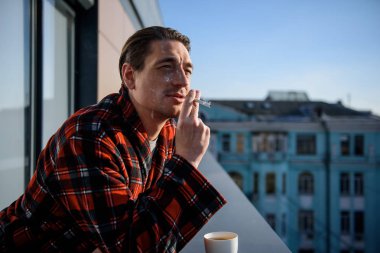 Memnun adam terasta sigara ile dinlenme