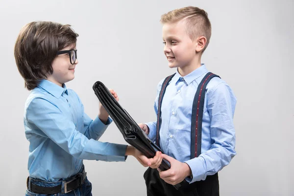 Niños contentos imaginándose a sí mismos como colegas de negocios — Foto de Stock