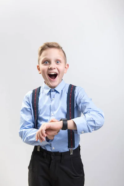 Niño feliz está interesado en la nueva tecnología — Foto de Stock