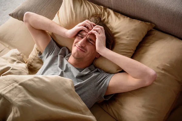 Fáradt ember, miután a fejfájás reggelente otthon — Stock Fotó