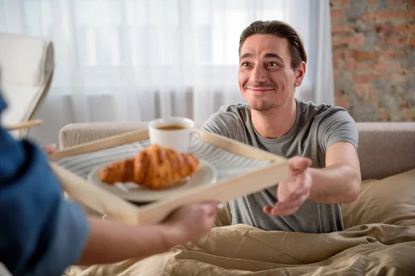 Lycklig vuxen man dela frukost med kvinnliga älskare hemma — Stockfoto