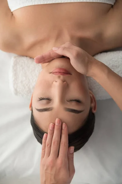 Masérka ruce masážní ženský obličej — Stock fotografie