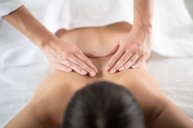 Şevval Özçelik Güzellik silah kadın için masaj yapıyor