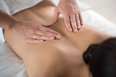Masöz Spa'da masaj genç kız eller