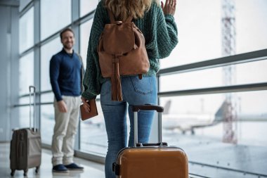 İki yetişkin birbirlerine veda söylüyorum