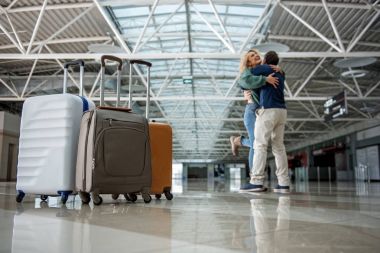 Neşeli aşıklar tatil sonra bir araya
