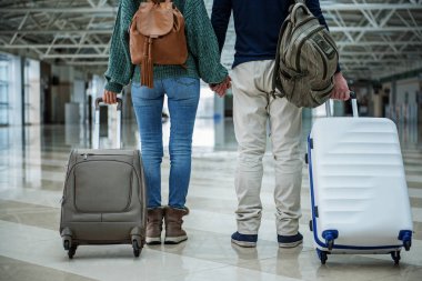 Karısı ve check-in oluyor koca