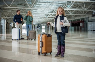 Gülümseyen kızı ebeveynler için bekliyor