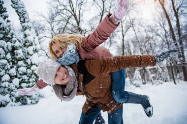Kaygısız genç adam ve kadın ormanda oynarken