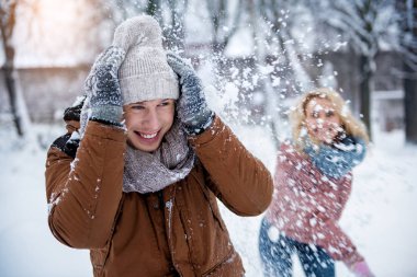 Mutlu arkadaş having oyunculuk ile parkta kar