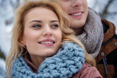 Şirin çift Kış parkta sarılma sevgi dolu