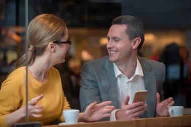 Masa başında konuşan neşeli ortakları