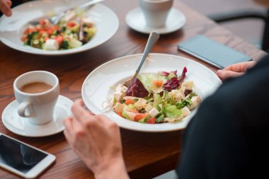 Yemek masada topografyanın tatma kadın