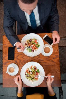 Kadın ve adam büyük yemekleri tatma