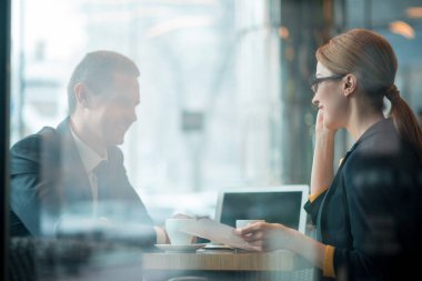 Mutlu meslektaşları çalışmaları sırasında konuşma