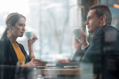 Neşeli bağlı içecek bardağı içme