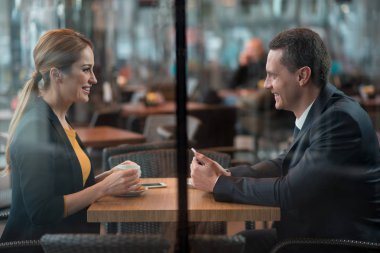 Memnun meslektaş şekerleme dükkanında konuşma