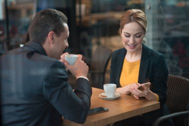 Mutlu çift masada kahve içme