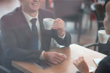 Mutlu adam kupa kahve tadım