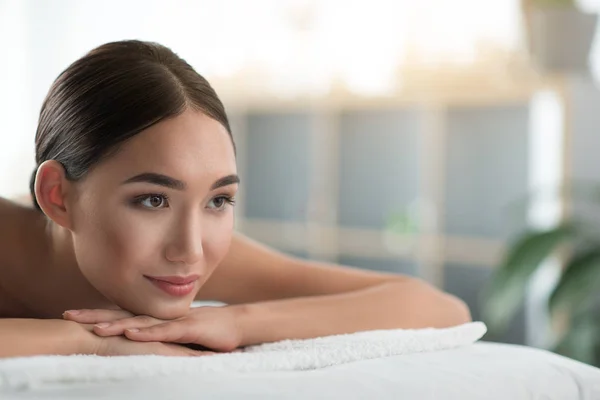 Sensuale ragazza asiatica sdraiata sul tavolo da massaggio — Foto Stock