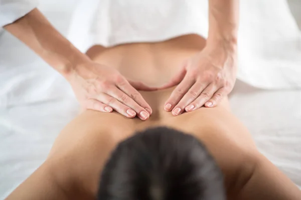 Braços esteticista fazendo massagem para mulher — Fotografia de Stock