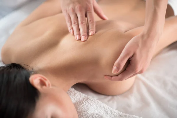 Professionele masseuse masseren van vrouwelijke schouder — Stockfoto