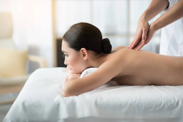 Relajada chica recibiendo masaje en el salón de belleza — Foto de Stock