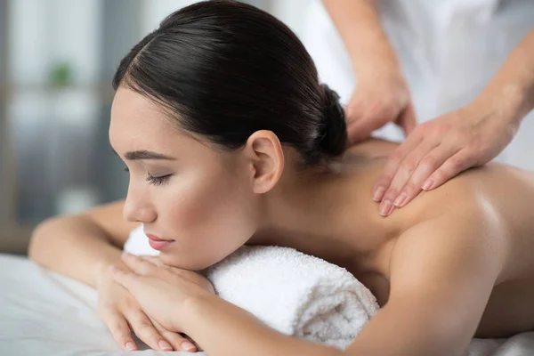 Sensual mujer joven recibiendo tratamiento de relajación en el spa —  Fotos de Stock