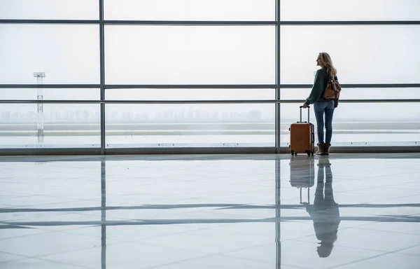 Turista sonriente preparándose para el tour — Foto de Stock