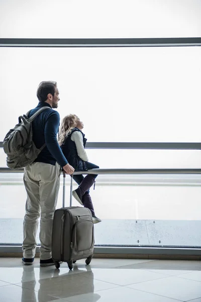 Cansado pai e criança esperando muito tempo para o avião — Fotografia de Stock