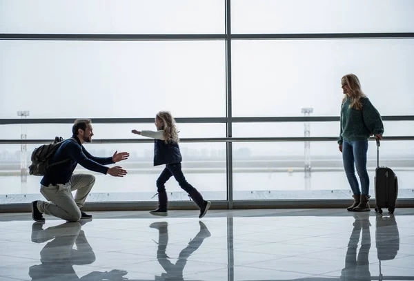 Feliz padre conociendo esposa e hija — Foto de Stock