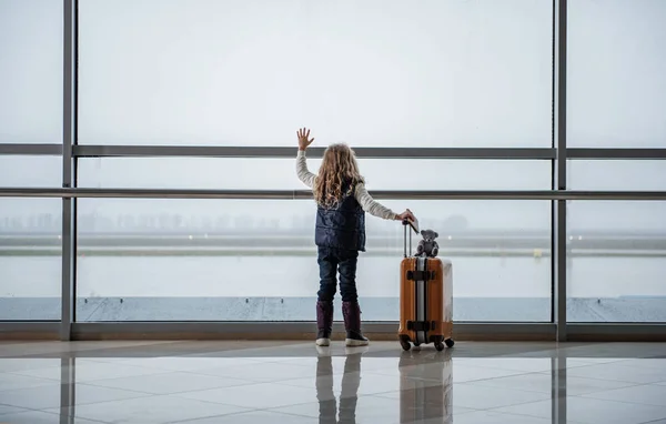 Pequeño niño saludando en el avión de despegue — Foto de Stock