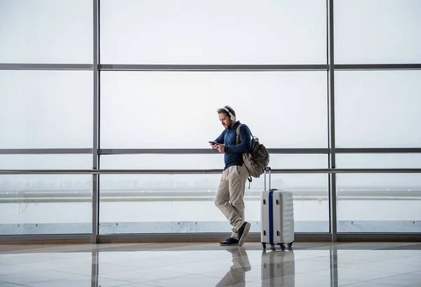 Calma viajero masculino va al extranjero — Foto de Stock