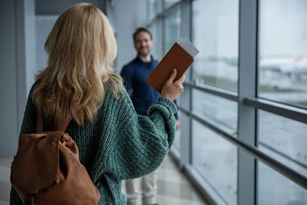 Mujer demostrando entradas al hombre — Foto de Stock