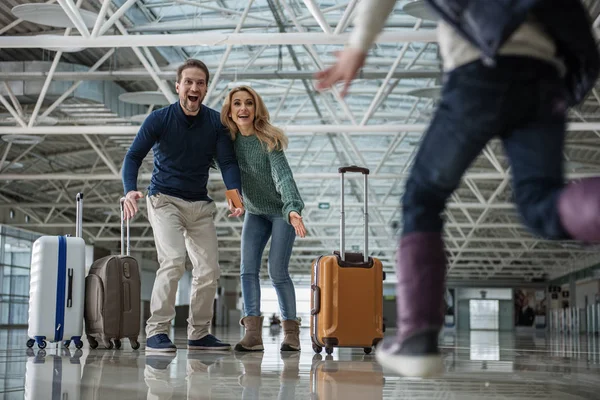 Pais felizes partindo com malas — Fotografia de Stock