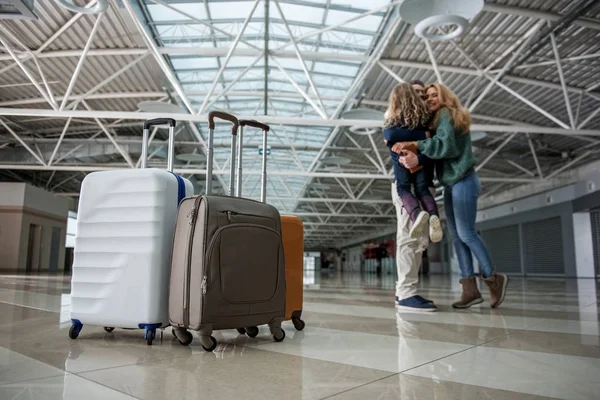 Riunione dei parenti soddisfatti in aeroporto — Foto Stock