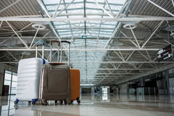 Heruntergelassenes Gepäck wartet auf Besitzer am Flughafen — Stockfoto