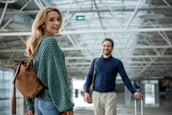 Mujer y hombre contentos de pie en el pasillo —  Fotos de Stock