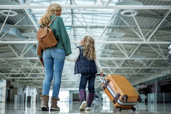 Feliz madre poniendo a su hija en el avión — Foto de Stock