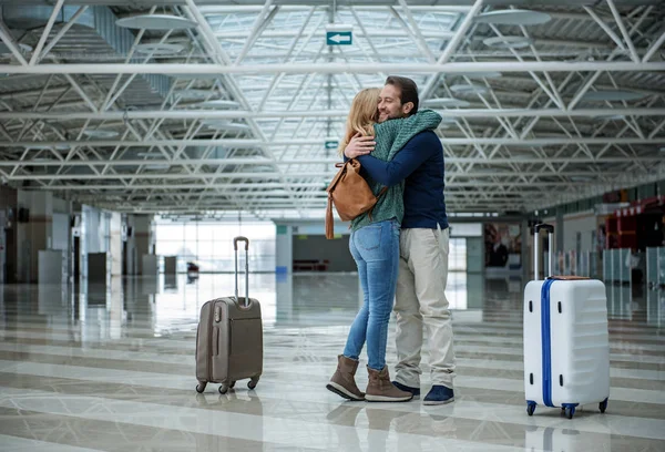 Uśmiechający się turystów pożegnania na lotnisku — Zdjęcie stockowe