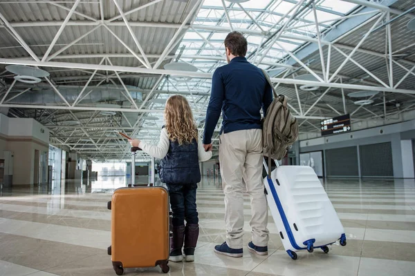 Тато і дитина стоять з багажем — стокове фото