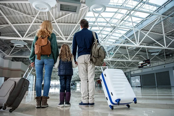 Familjen står på flygplatsen hall — Stockfoto