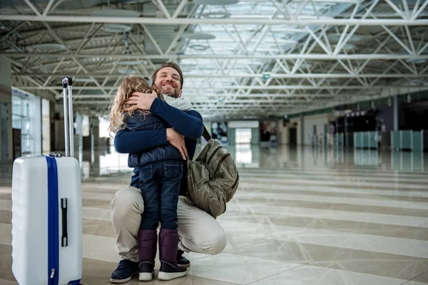 Задоволений батько обіймає дочку перед польотом — стокове фото