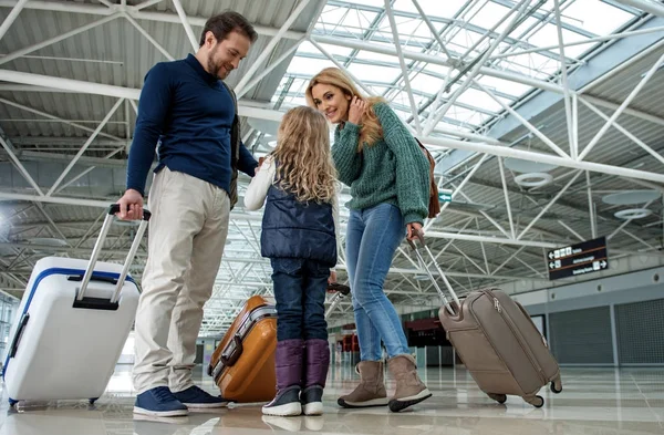 Turistas satisfechos de pie en el aeropuerto — Foto de Stock