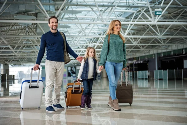 Leende släktingar reser med bagage — Stockfoto