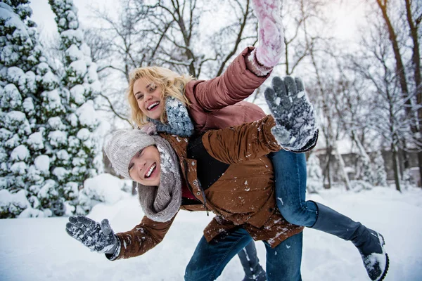 Felice coppia amorevole godendo di tempo nevoso insieme — Foto Stock