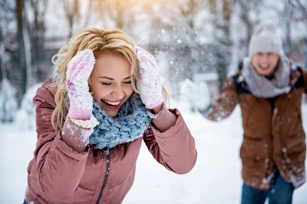 Emocionado joven mujer cubriendo la cabeza de bola de nieve — Foto de Stock