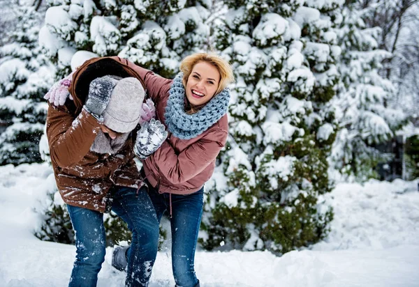 Wesoły, młodzi przyjaciele, zabawy z śnieżkami — Zdjęcie stockowe