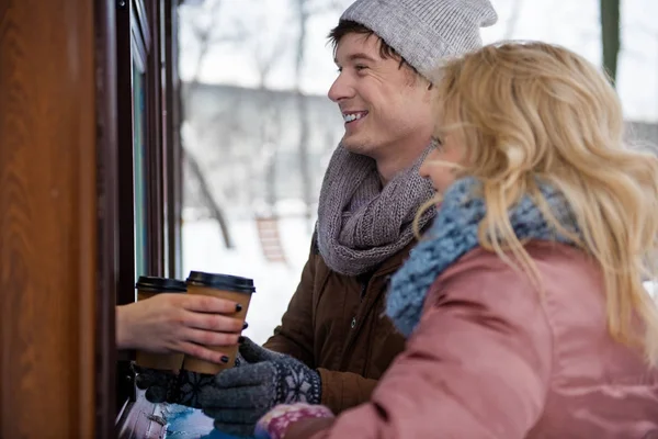 Gioiosa coppia amorevole acquisto di caffè nel negozio del parco — Foto Stock